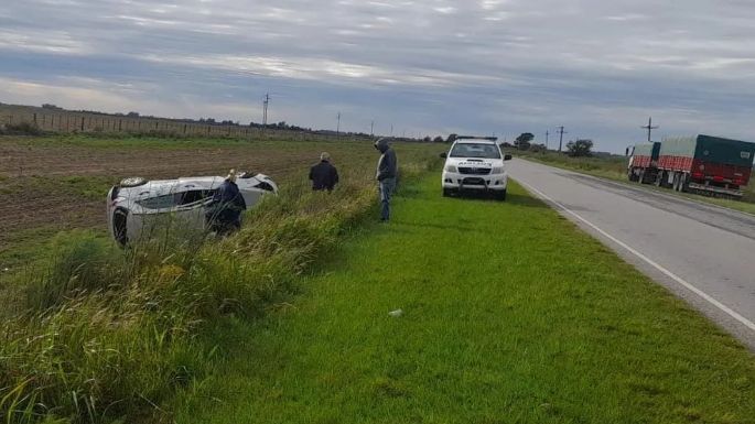 Una mujer fue hospitalizada tras chocar contra un camión