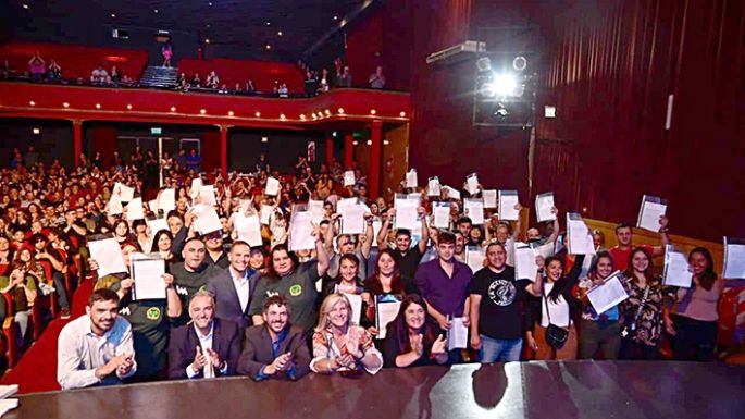 Más de 100 egresados recibieron sus diplomas