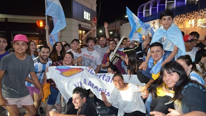 Los libertarios convocan a la plaza Centenario para apoyar a Milei