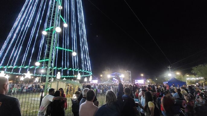 [Video] Volvieron a encender el Árbol Gigante de Navidad en Tío Pujio