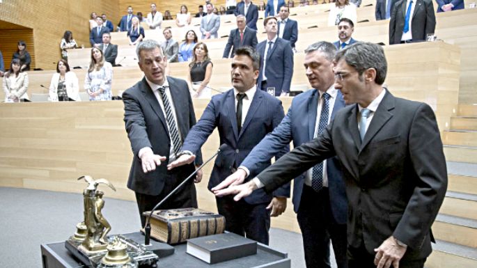 Jura en la Unicameral