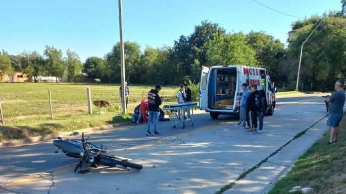 Joven motociclista cayó, quedó inconsciente y se encuentra en terapia con riesgo de vida