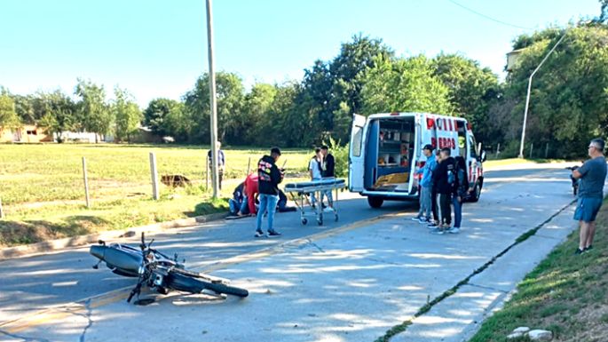 Joven motociclista chocó contra un poste y su vida está en riesgo