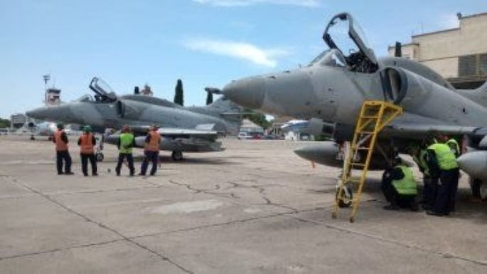 Aviones, inhibidores de drones y radares custodian los cielos por asunción de Milei