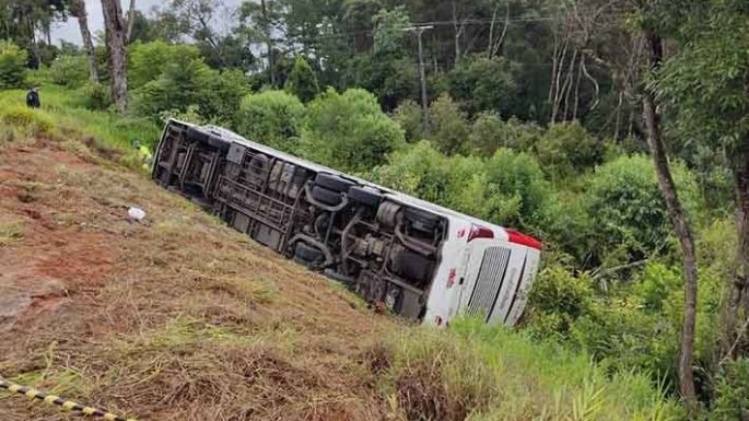 Murieron cinco argentinos al desbarrancar un ómnibus