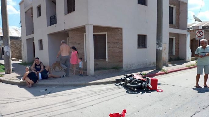 Chocó a un motociclista y abandonó al herido