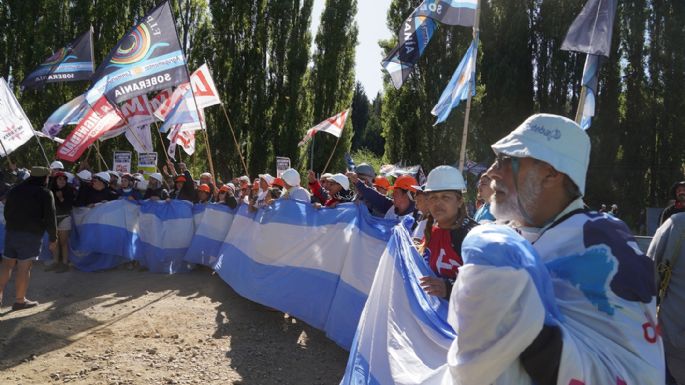 Peones de Lewis impidieron el ingreso de manifestantes a Lago Escondido