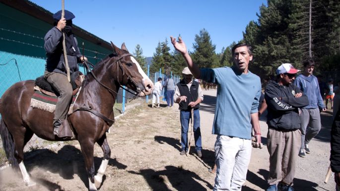 Peones de Lewis impidieron el ingreso de manifestantes a Lago Escondido