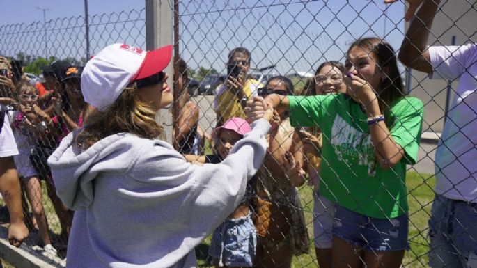 Llegó Tini a Villa María y saludó a sus fans