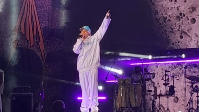Trueno sube al escenario a puro flow