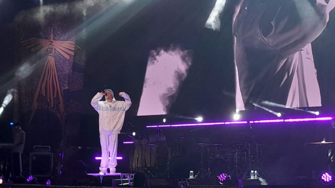 Trueno sube al escenario a puro flow
