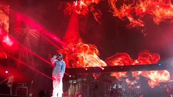 Trueno sube al escenario a puro flow