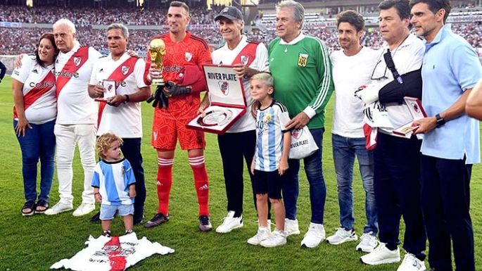 Sin insultos: Passarella volvió al Monumental