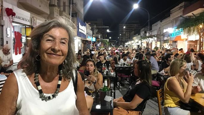 Noche de arte y mesas en la calle