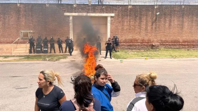 Incendio en la cárcel de Río Cuarto: familiares de internos protestan en la puerta