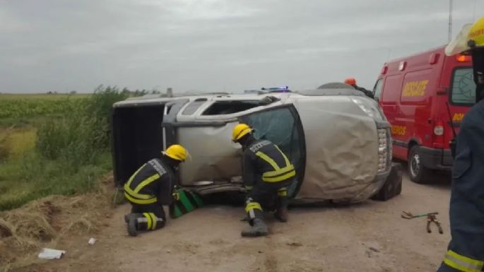 Dos personas hospitalizadas tras volcar con su vehículo