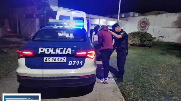Caminaban con dos ruedas de auto a la madrugada: luego quisieron huir de la Policía