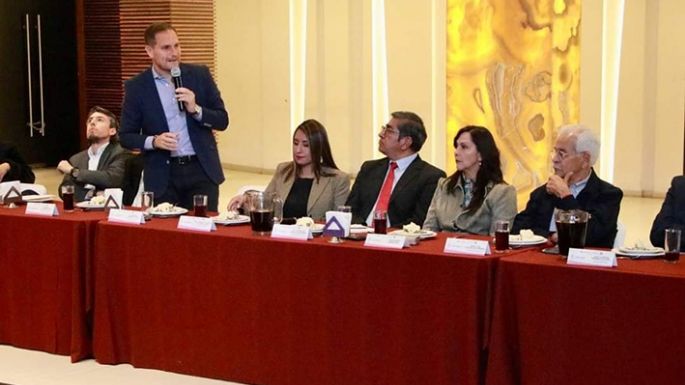 Gill habló en México  del “modelo villamariense” en educación