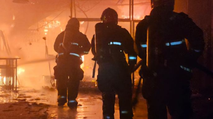 Incendio en un taller mecánico afectó a dos autos y distintas autopartes