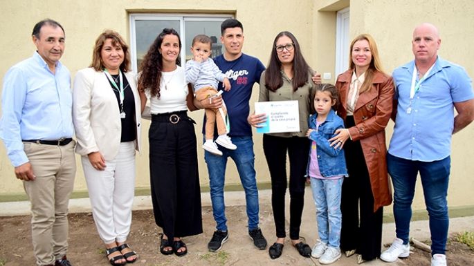 Emocionados bajo su propio techo