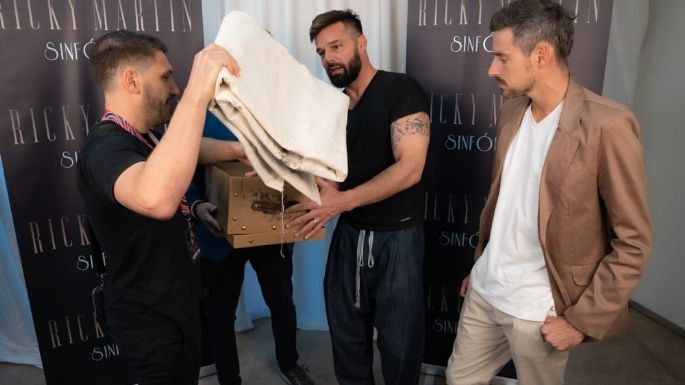 El artista local Martín Enricci le regaló un gran cuadro a Ricky Martin