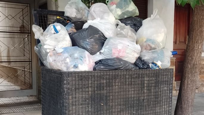 Vecinos preocupados por la basura acumulada en varios barrios