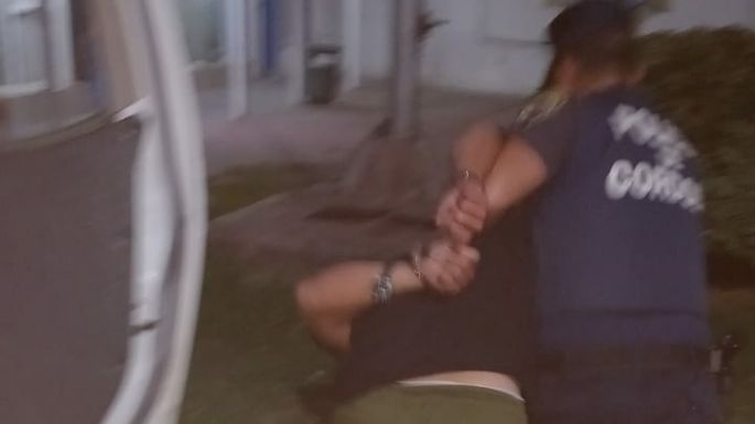 Quedó detenido tras manejar de manera peligrosa y chocar autos estacionados