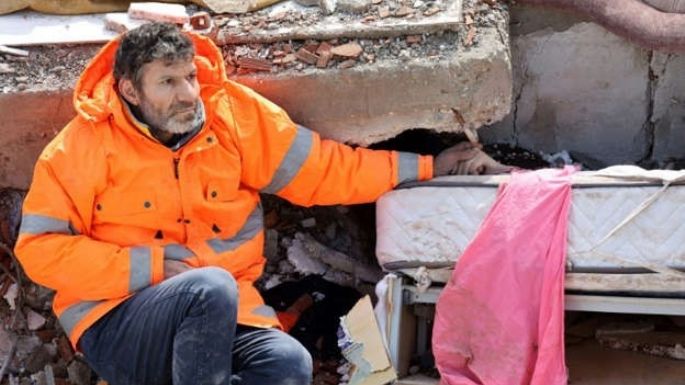 Un padre fue  fotografiado sosteniendo la mano de su hija muerta tras el sismo