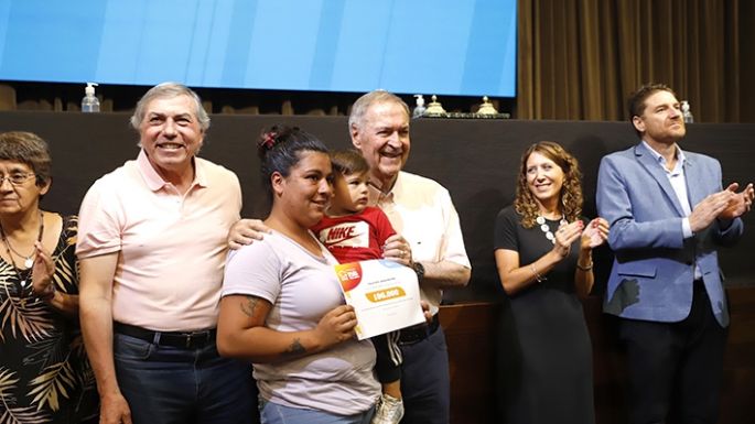 Schiaretti entregó 250 nuevos créditos a familias