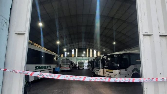 Un chofer hizo marcha atrás y aplastó a un compañero
