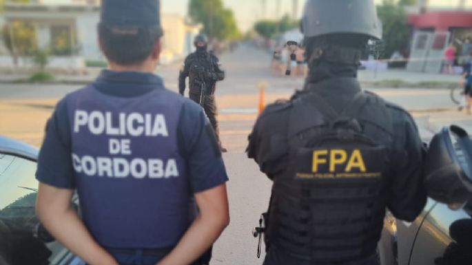 Hallaron varias dosis de droga tras controlar a cinco sujetos