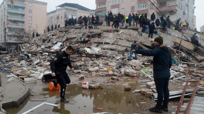Al menos 2.300 muertos por un devastador terremoto de 7,8 de magnitud