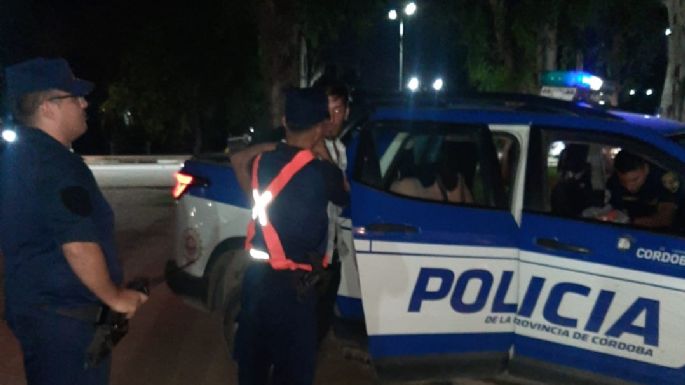 Detuvieron a un hombre que tenía una réplica de arma de fuego y un cuchillo
