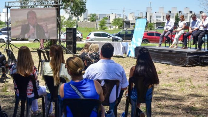 Gill acompañó al presidente en la entrega de nuevas viviendas en Córdoba