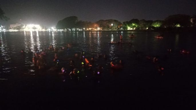 Nadadores nocturnos en el lago villamariense