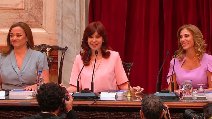 "Es la primera vez que somos todas mujeres", dijo Cristina Kirchner