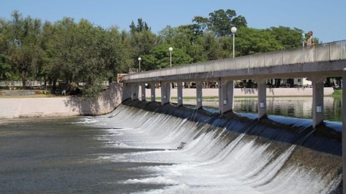 Abrirán esta noche las compuertas del balneario