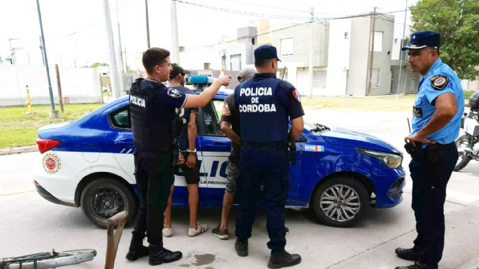 Ladrones detenidos en flagrancia en barrio Parque Norte