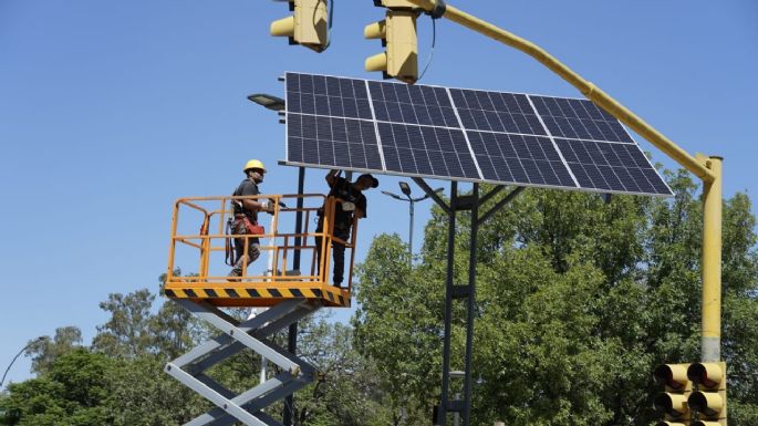 Instalan paneles fotovoltaicos en la Plaza de las Américas de la capital provincial