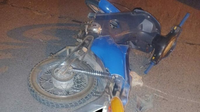 Una joven motociclista terminó con lesiones graves tras chocar contra un auto