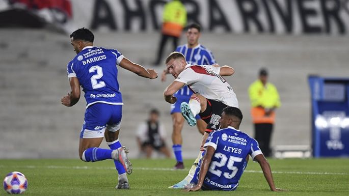 River goleó a Godoy Cruz y quedó como único escolta