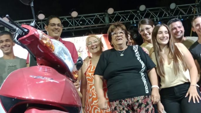 Norma Ibal se llevó la moto 0 km en el sorteo por el Día de la Mujer