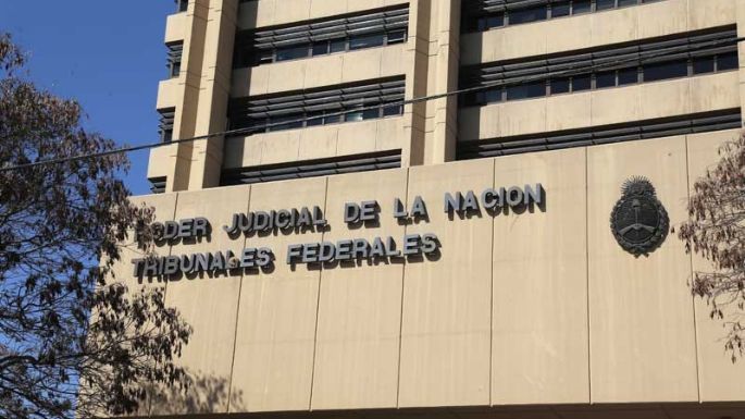 Dejó de pagar la cuota alimentaria y una jueza le prohibió que juegue al fútbol con sus amigos
