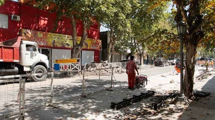 Repavimentan el sector para estacionar en Lisandro de la Torre