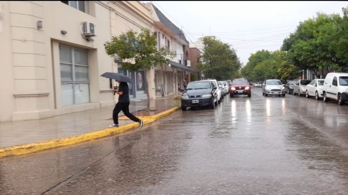 Tras el agobiante calor, bajó la temperatura y llegó la lluvia a la Villa