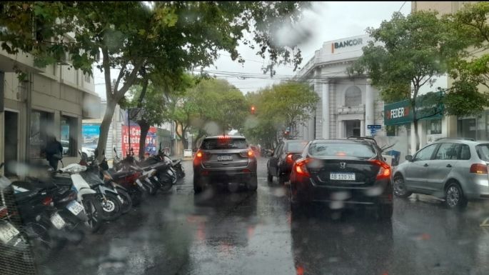 Tras el agobiante calor, bajó la temperatura y llegó la lluvia a la Villa
