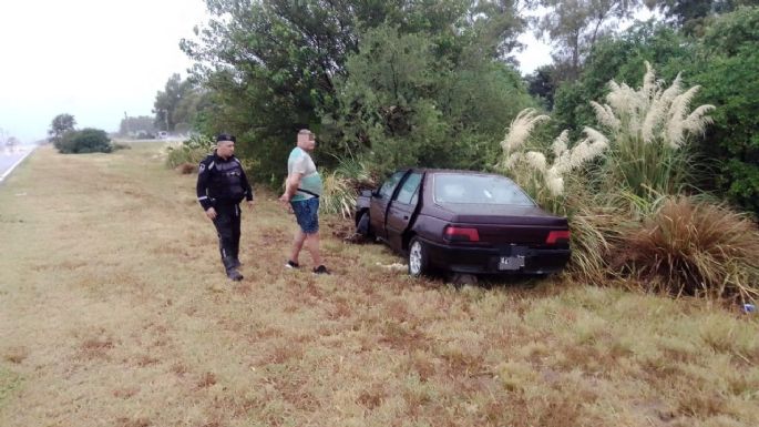 Perdió el control de su auto e impactó contra un árbol