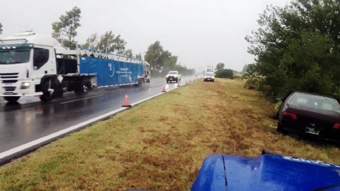 Perdió el control de su auto e impactó contra un árbol
