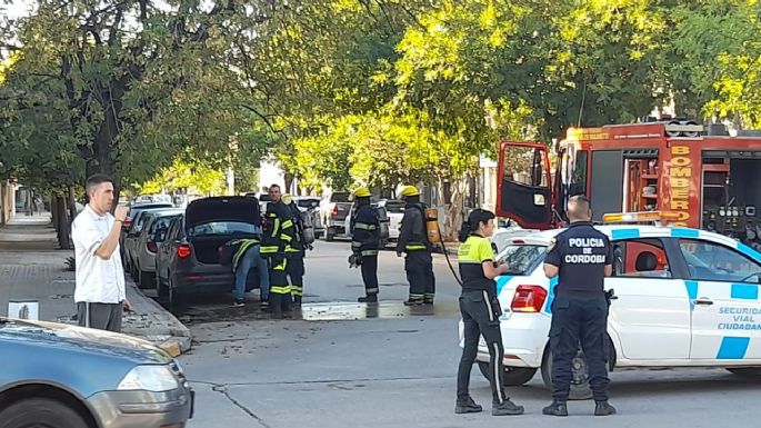 Fue solo un susto: había empezado a salir gas de un auto estacionado