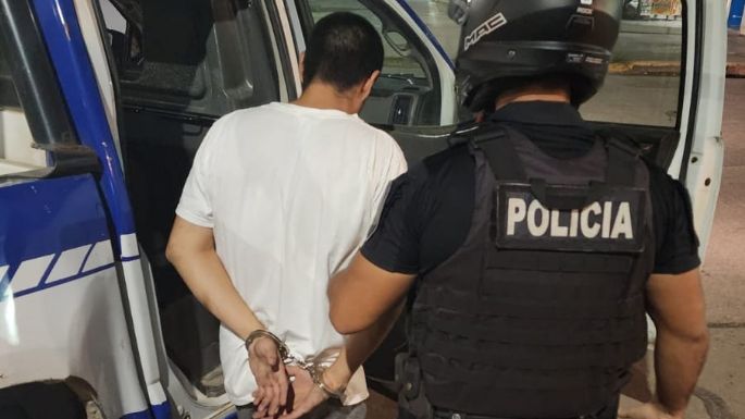 Rompió la vidriera de un local comercial y un vecino alertó a la policía
